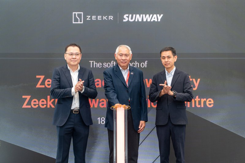 ▲Zeekr智能科技大马区域经理郑喻仁(由左至右)、双威贸易与制造部总执行长杨允基以及大马Zeekr智能科技总经理王建兴在启用礼上合照。