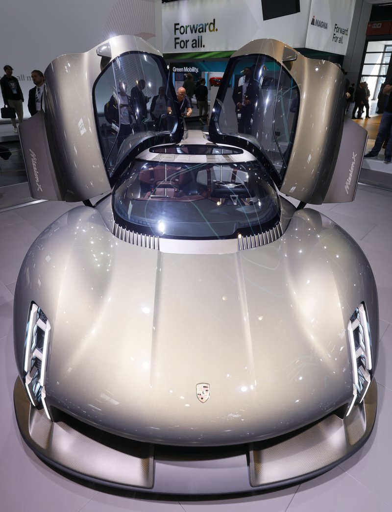▲保时捷(Porsche)电动车Mission X亮相车展。(欧新社)