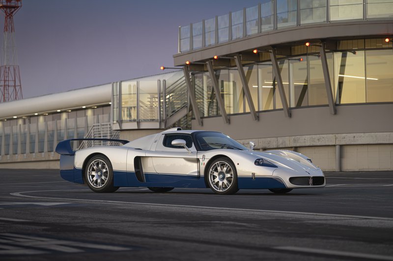 2005 Maserati MC12 Stradale_01.jpg