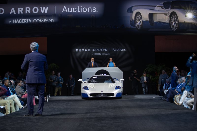 2005 Maserati MC12 Stradale_05.jpg