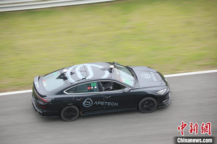 2021022Human beats autonomous racing system 01A.jpg