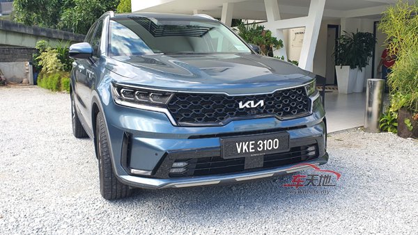 ▲Kia Sorento巧妙的把大灯融入虎鼻式设计中。