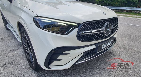 ▲GLC300智能大灯,由于拥有48V轻电之故,大灯内有蓝色线条。