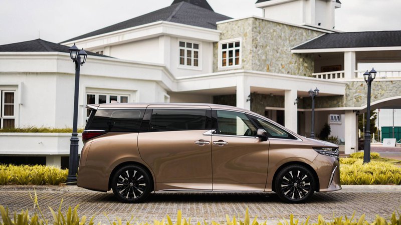 ▲Toyota Malaysia把全新Alphard的战略地位放得比Vellfire还高,售价也比Vellfire更高一些。