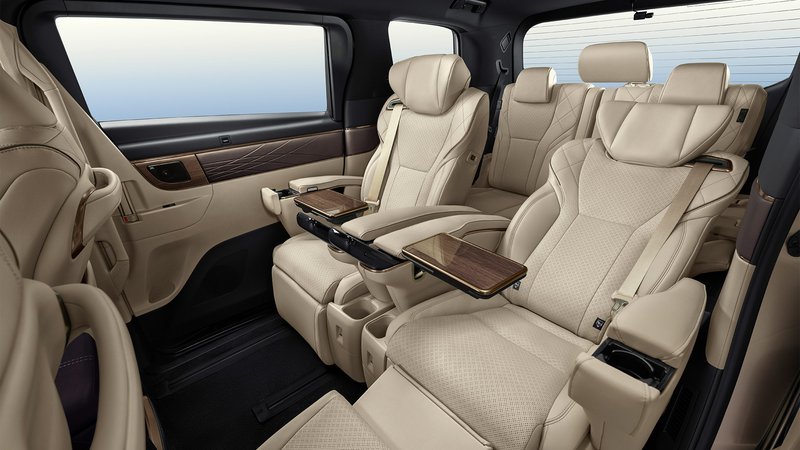 ▲第二排座椅是拥有Nappa真皮座椅的Pilot Seat,还有带静音的电动侧滑门。