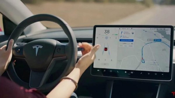 ▲Tesla AutoPilot系统令人大掉眼镜。