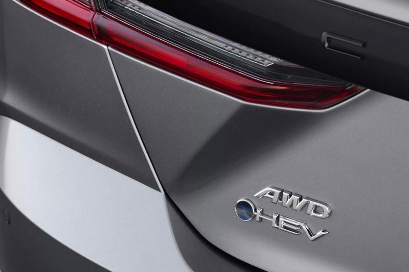 ▲Camry全面搭载Hybrid动力,并在HEV字样旁边加入蓝色圆圈。
