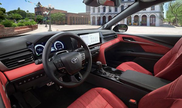 ▲内装铺陈有望向新一代Camry看齐,导入数码化座舱。图为Camry内装。(图:Toyota)