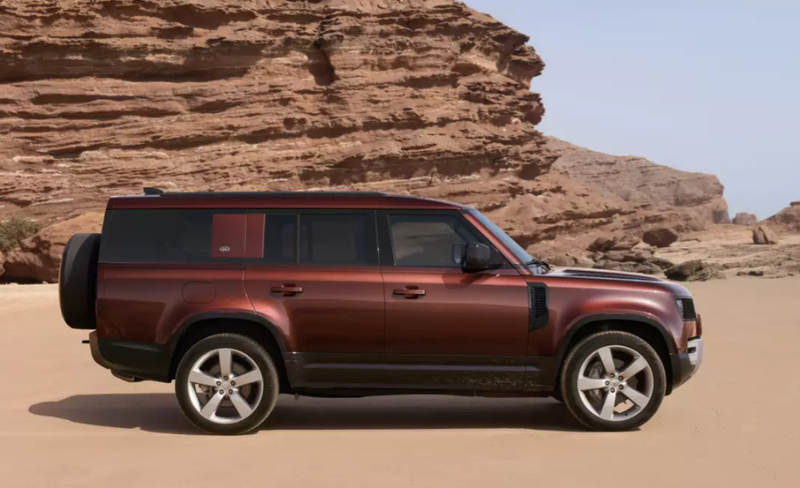 ▲Land Rover Defender 130车身长度达5358mm(含备胎)。以我们常见的停车格而言,对于这辆尺寸豪华越野硬汉十分不友善。