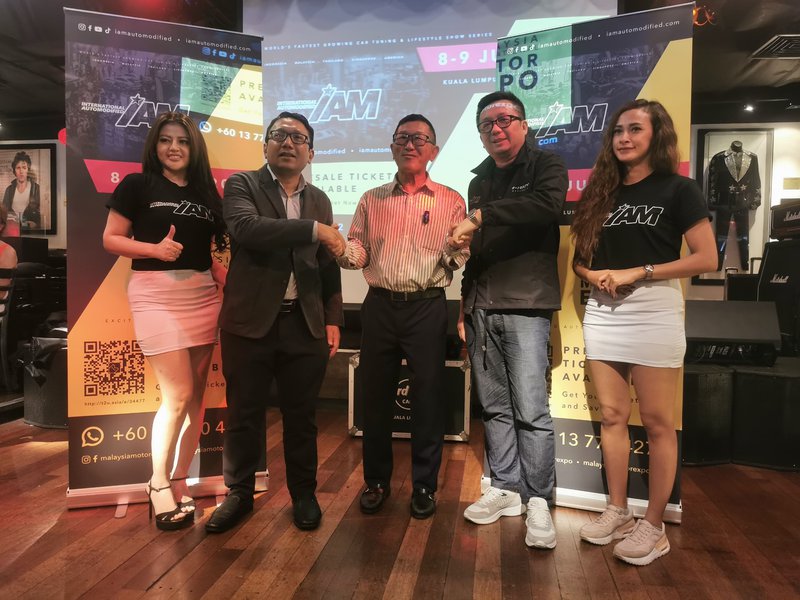 ▲MIME创始人Yamin(中)与IAM创办人Reza Aliwarga(右2)在活动发布会上合影。(摄影:郑宇晴)