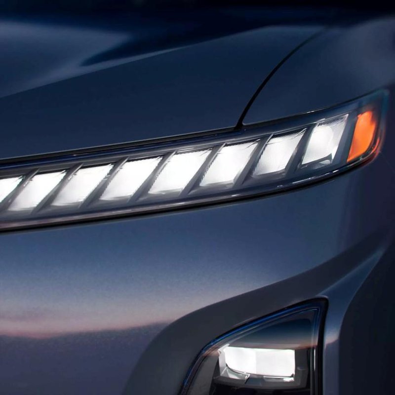 ▲ QX80 搭载分离式头灯组,日行灯造型亮眼。