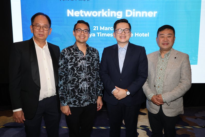 ▲大马车总、政治家、政府官员和香港电动车业总商会代表齐聚一堂,在电动车领域交流会得益良多;左起车总会长拿督许综文、公正党八打灵再也国会议员李健聪、香港电动车业总商会会长董清良及陆路交通局副总监张家富。