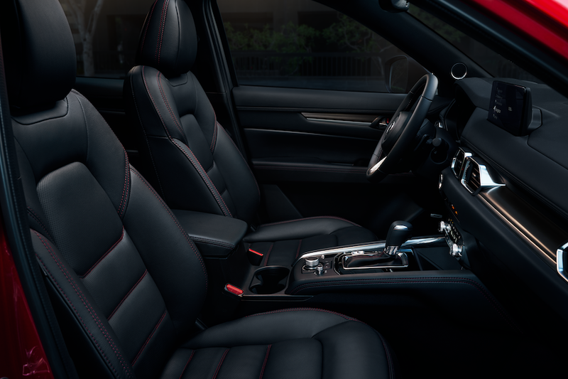 ▲Mazda CX-5在同级车中有上乖内装，后座车门的顶部都有柔软的触感材质。