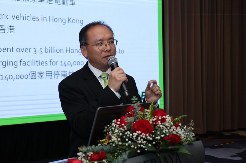 ▲朱明德出席与马来西亚车总的交流会晚宴时，讲解香港电动车业总商会过去推动电动车领域的经验。