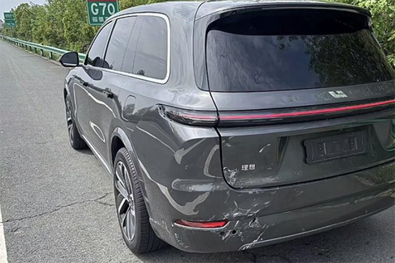 ▲车辆因启动自动紧急煞车，导致后方来车撞上，驾驶也因此受伤。