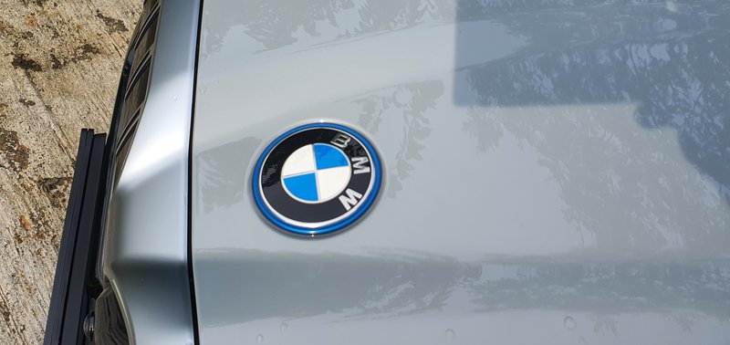 ▲引擎盖上的BMW标志,正好在水槽式线条正中。