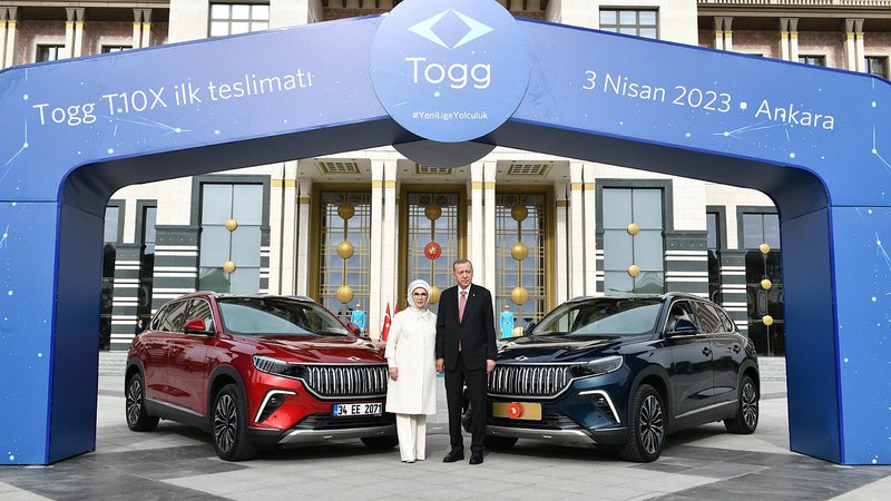 ▲土耳其首款国产纯电休旅Togg T10X开始量产交车,总统艾尔段和夫人艾米内为第一位车主。