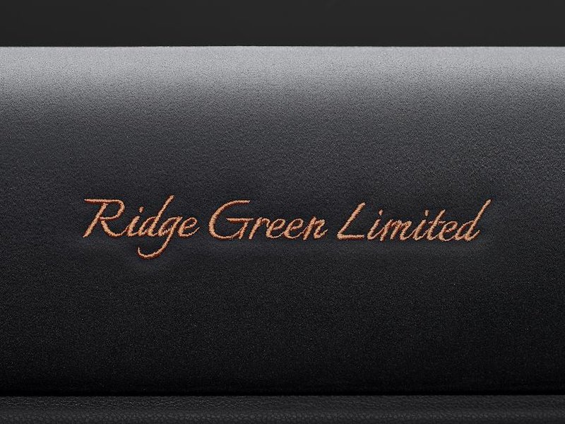 ▲Ridge Green Limited字样刺绣。