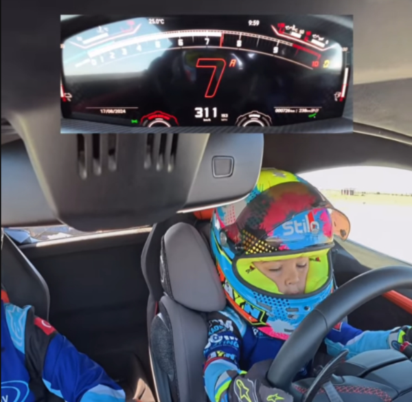 ▲5岁的Zayn Sofuoglu驾驶着一辆Lamborghini Revuelto一路行驶到了时速约312公里/小时。