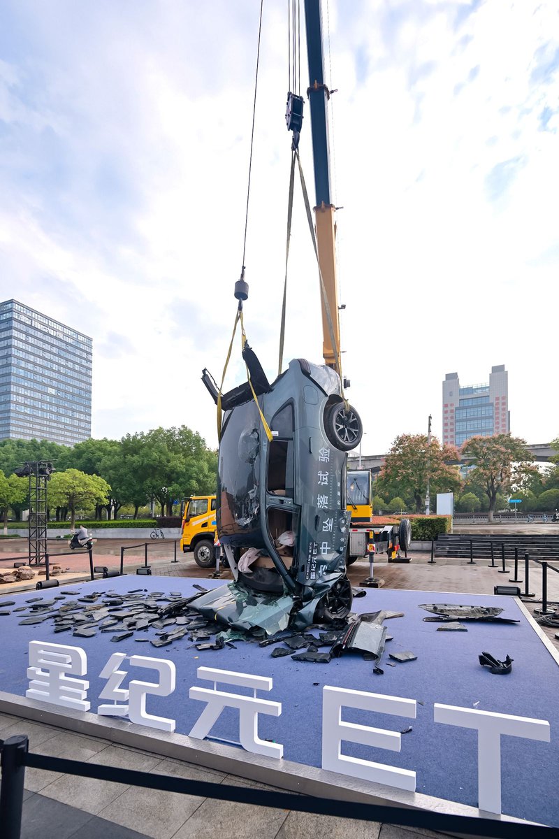 ▲战损车体验区展示经过撞毁、爆炸、高空坠下的奇瑞车型。