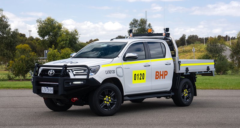 ▲Toyota Hilux双厢纯电原型车现身,有望明年随新一代车型一同量产。