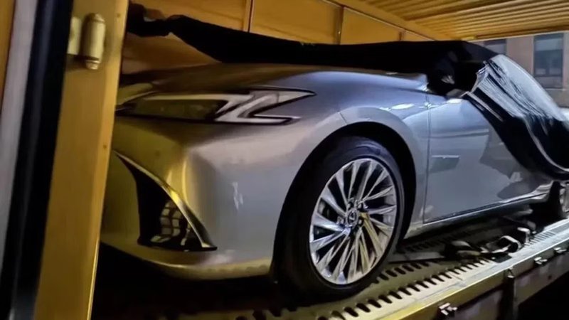 ▲Lexus改款ES无伪装现身,新式LED头灯超吸睛。(图:IG@japanese_cars.co )