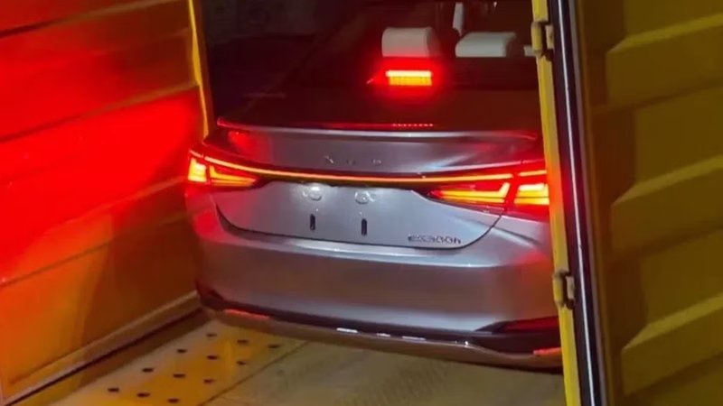 ▲横贯式LED尾灯让Lexus新款ES车尾更亮眼!(图:IG@japanese_cars.co )