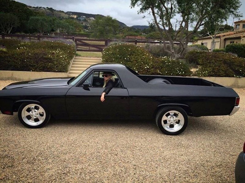 ▲女神卡卡收藏的1970年Chevrolet El Camino货卡,车侧外门把手被拆除,打造出更平滑干净的外观