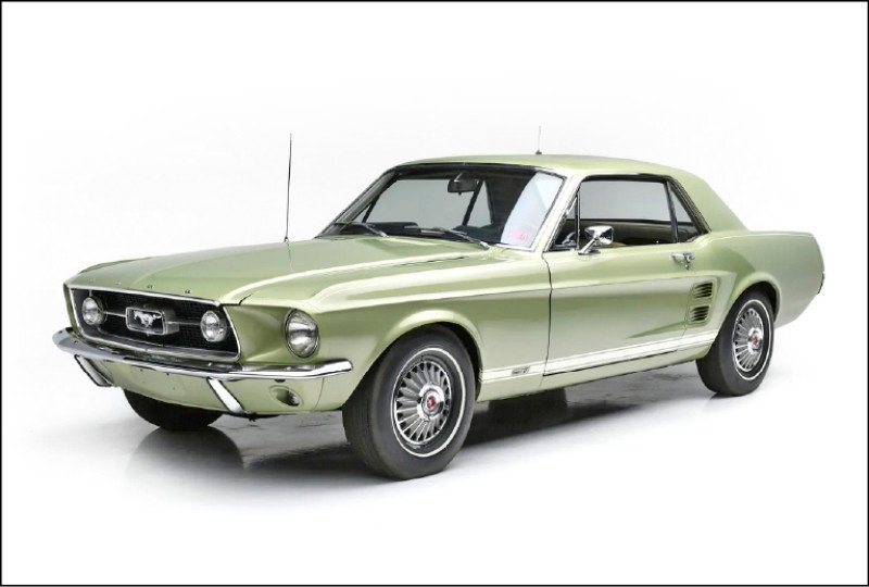 ▲女神卡卡在考到驾照后,便购入了一辆1967年的福特Mustang野马跑车,并曾在专辑发表会上驾驶现身。