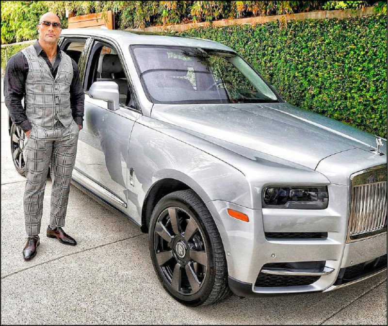 ▲巨石强森收藏英国豪车,Rolls-Royce Cullinan与Wraith双门跑车。