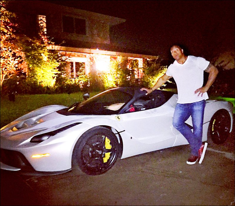 ▲即使坐不进去,巨石强森仍收藏全球限量的Ferrari LaFerrari。
