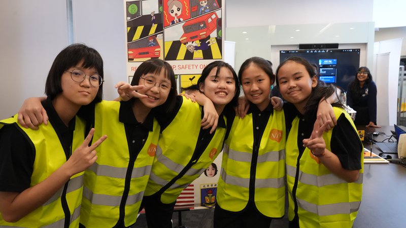 ▲槟城双溪里蒙光华小学的学生身穿安全背心,展示了他们对推动道路安全的承诺,透过VIA安全出行项目展现了团队合作和专注精神的典范。