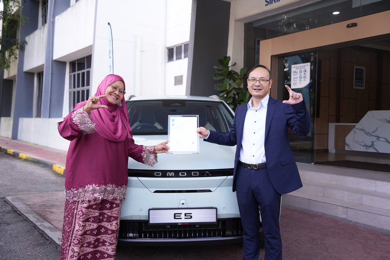 ▲SIRIM QAS International总执行长Nur Fadhilah binti Muhammad(左),颁发SIRIM证书给奇瑞马来西亚总裁陈刚。