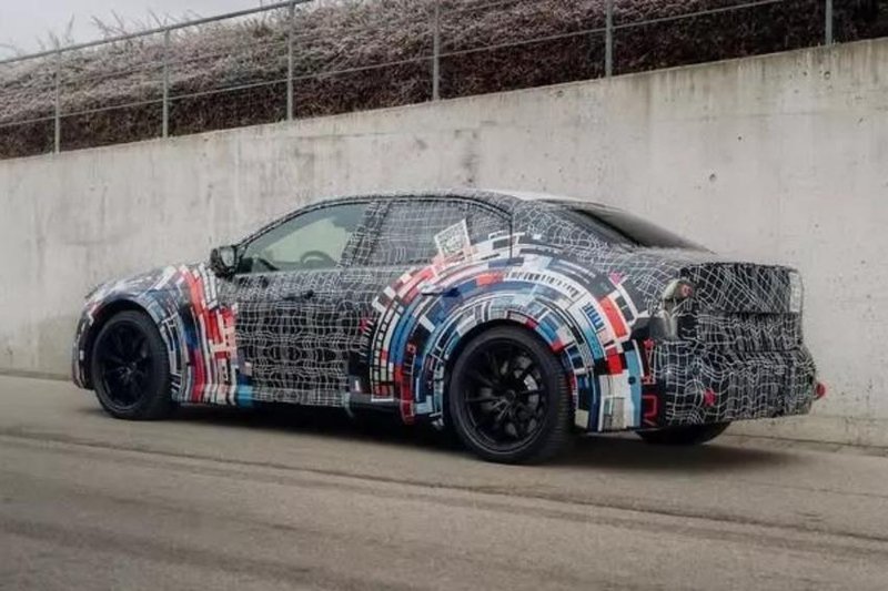 ▲BMW 纯电 M3 测试车曝光,外扩轮拱与低车高设计,彰显性能气势。