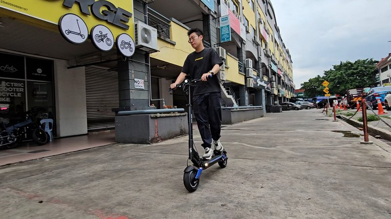 ▲电动滑板车更适合在频繁停车的短距离使用。