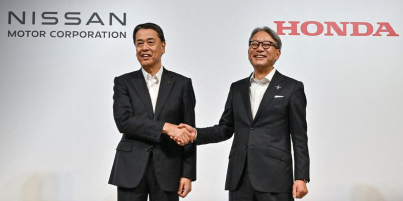 ▲日本两大车厂,本田与日产证实正在协商合并。图为Nissan执行长内田诚(左)与Honda社长三部敏宏今年3月在东京出席共同记者会。