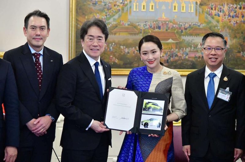 ▲Mazda 高层会晤泰国首相佩通坦(右2),宣布 50 亿泰铢(约6亿5700万令吉)投资打造跨界休旅。