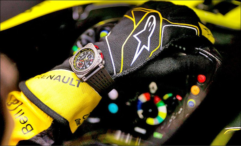 ▲知名腕表品牌Bell & Ross与Renault F1车队合作已久，厂车上更印有其标志。