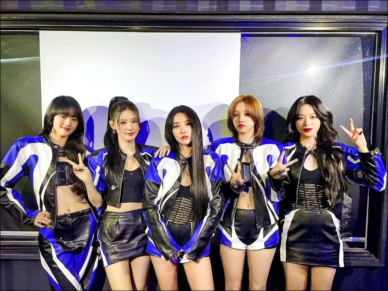 ▲女团(G)I-DLE身着赛车风皮夹克，完美诠释纯正Racecore风格。