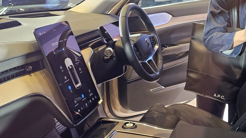 20250410_2025 Volvo EX90_05.jpg