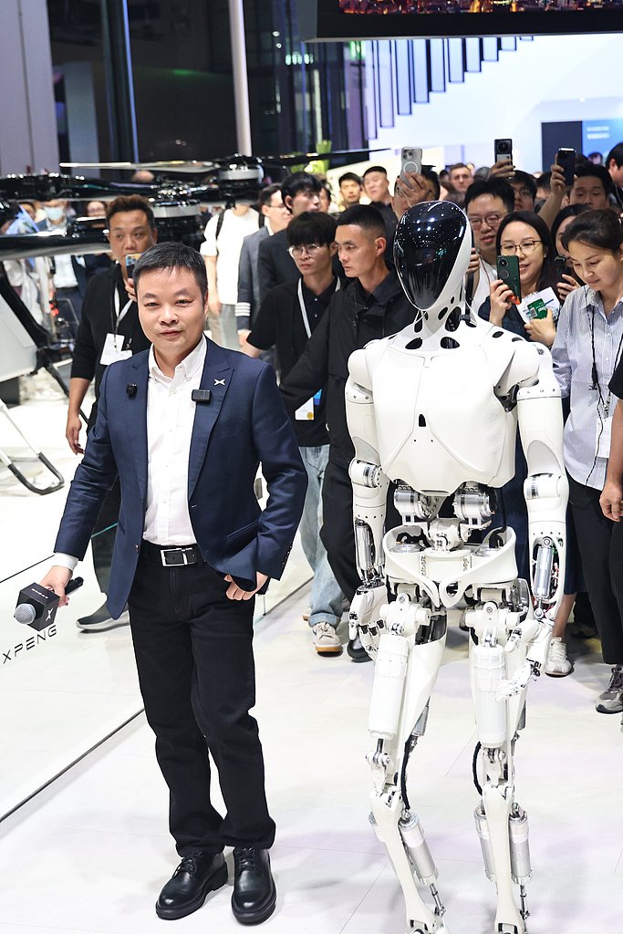 ▲小鹏汽车董事长何小鹏携人形机器人IRON亮相。