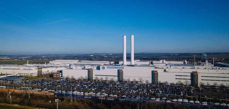 ▲位于德国萨克森州的Zwickau Volkswagen 工厂正式迎来第100万辆纯电动车下线生产里程碑!这是集团首座从100%内燃机全面转型为100%纯电车生产基地的工厂,耗资12亿欧元,不仅见证Volkswagen全球电动化转型的坚定脚步,也进一步巩固在全球纯电车市场的领导地位。
