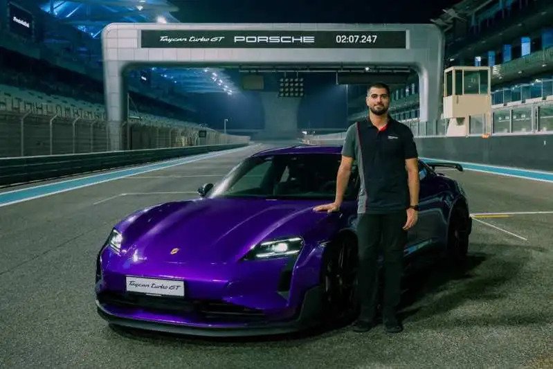 ▲Ramez Azzam驾驶Taycan Turbo GT,在全长5.281公里的Yas Marina F1赛道跑出2分07.2秒,距离房车最速纪录仅差1.1秒。