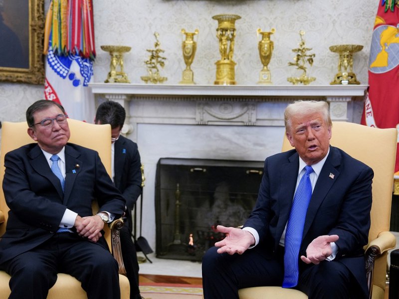 ▲被美国总统特朗普(右)抱怨不买美国车,日本首相石破茂(左)直言原因。(图:互联网)
