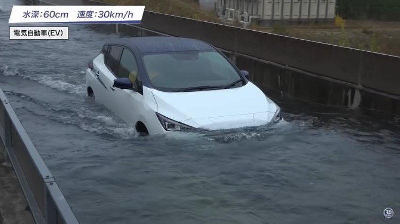 ▲Nissan Leaf虽通过所有测试,但在60公分水深时车内多个故障灯亮起。