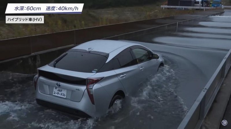 ▲Toyota Prius在60公分积水中以时速40km/h通过测试后,随即发生熄火情形。