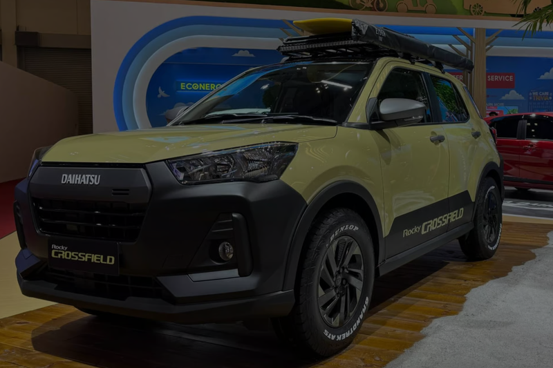 ▲Daihatsu 去年于 GIIAS 展出 Rocky Crossfield 概念车,其设计灵感源自 Toyota RAV4 Adventure Off-Road Package II。 9.1.2 升 e-Smart Hybrid 油电系统以引擎发电,供电动马达驱动车辆前进。