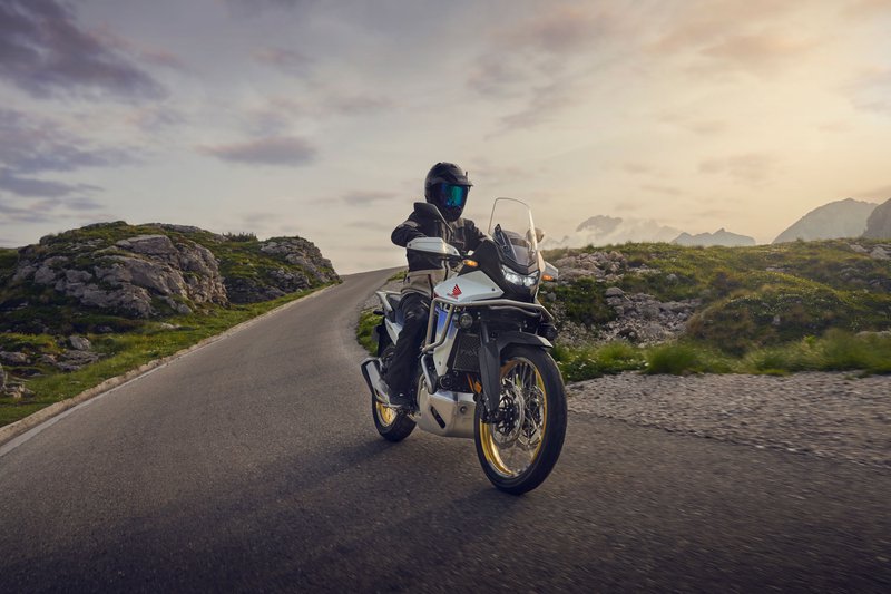 ▲全新 Honda Transalp 750 2025款主要升级全新前脸设计,其灵感来自旗舰车款Africa Twin,采用双LED投射大灯,夜间照明更佳,外观更具侵略性。