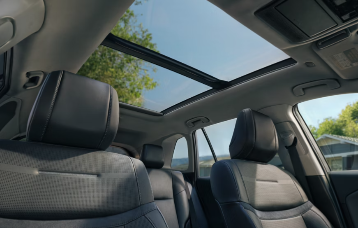 ▲RAV4 则走耐用实用路线,适合家庭与户外多变使用场景 。