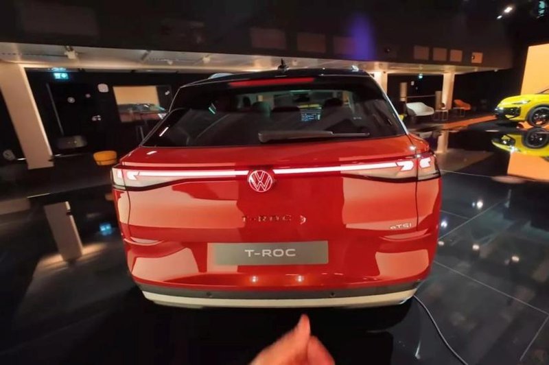 ▲车尾造型简洁，搭配贯穿式尾灯与发光 VW 厂徽。